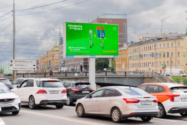 В Петербурге Whoosh с билбордах учит электросамокатчиков ПДД